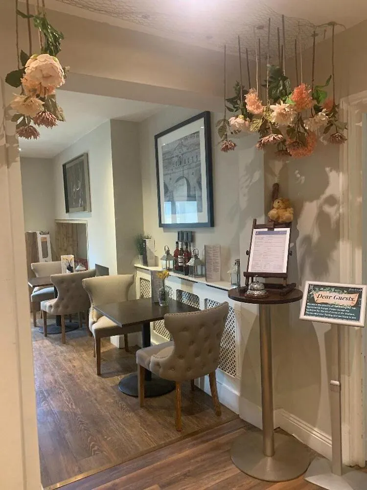 Clarence Court Hotel Cheltenham 4*,