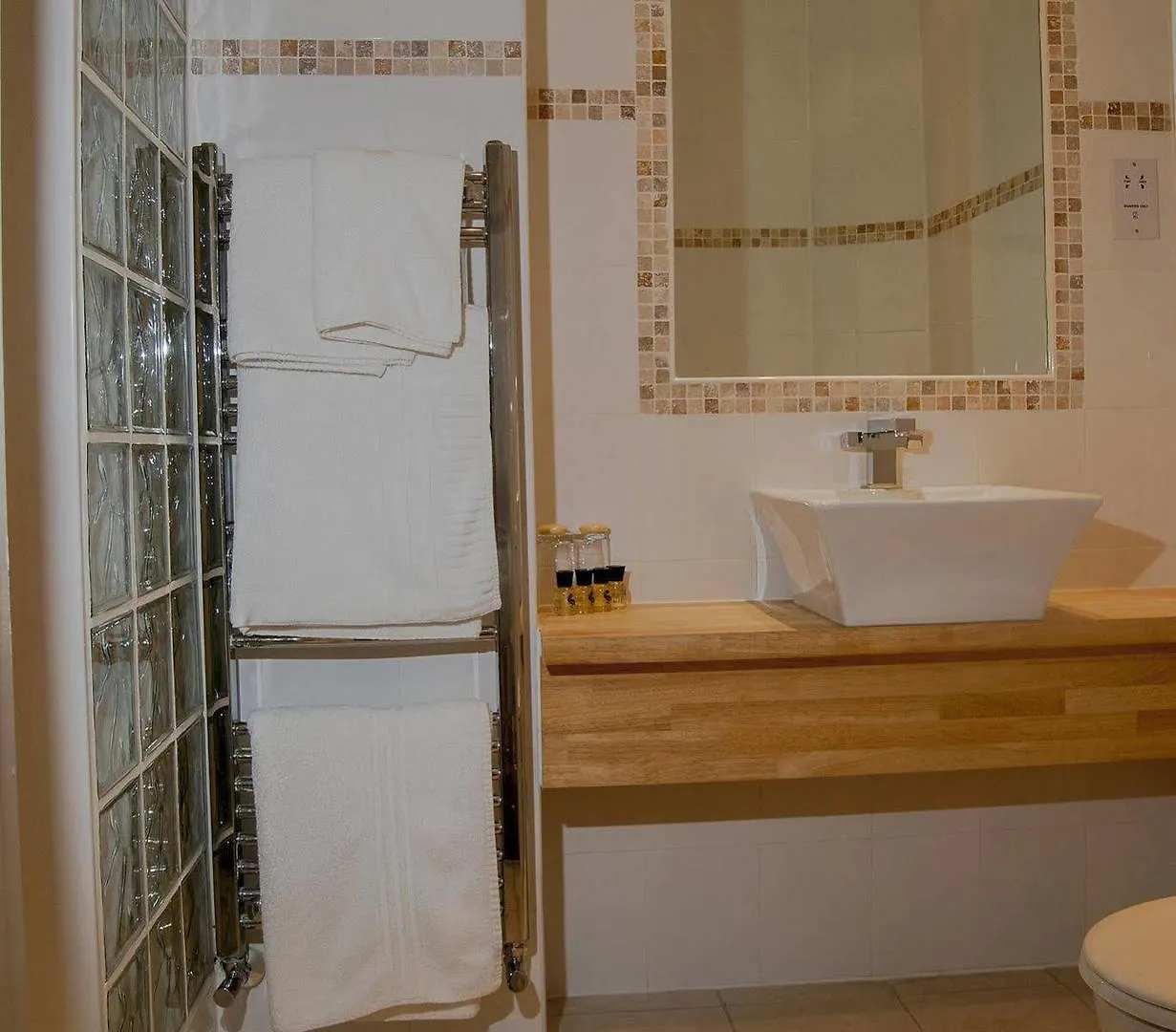 Clarence Court Hotel Cheltenham 4*,  Birleşik Krallık
